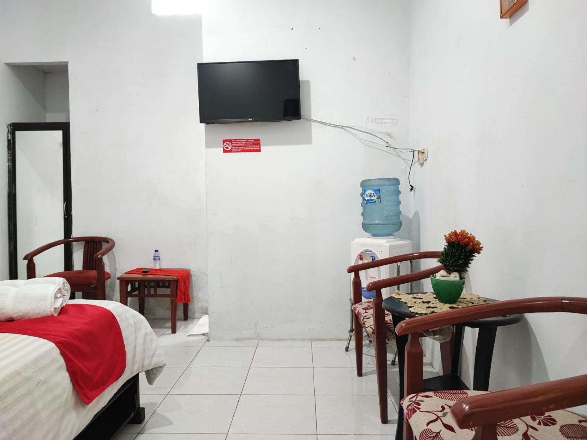 Reddoorz Syariah Near Universitas Batanghari Джамби Екстериор снимка