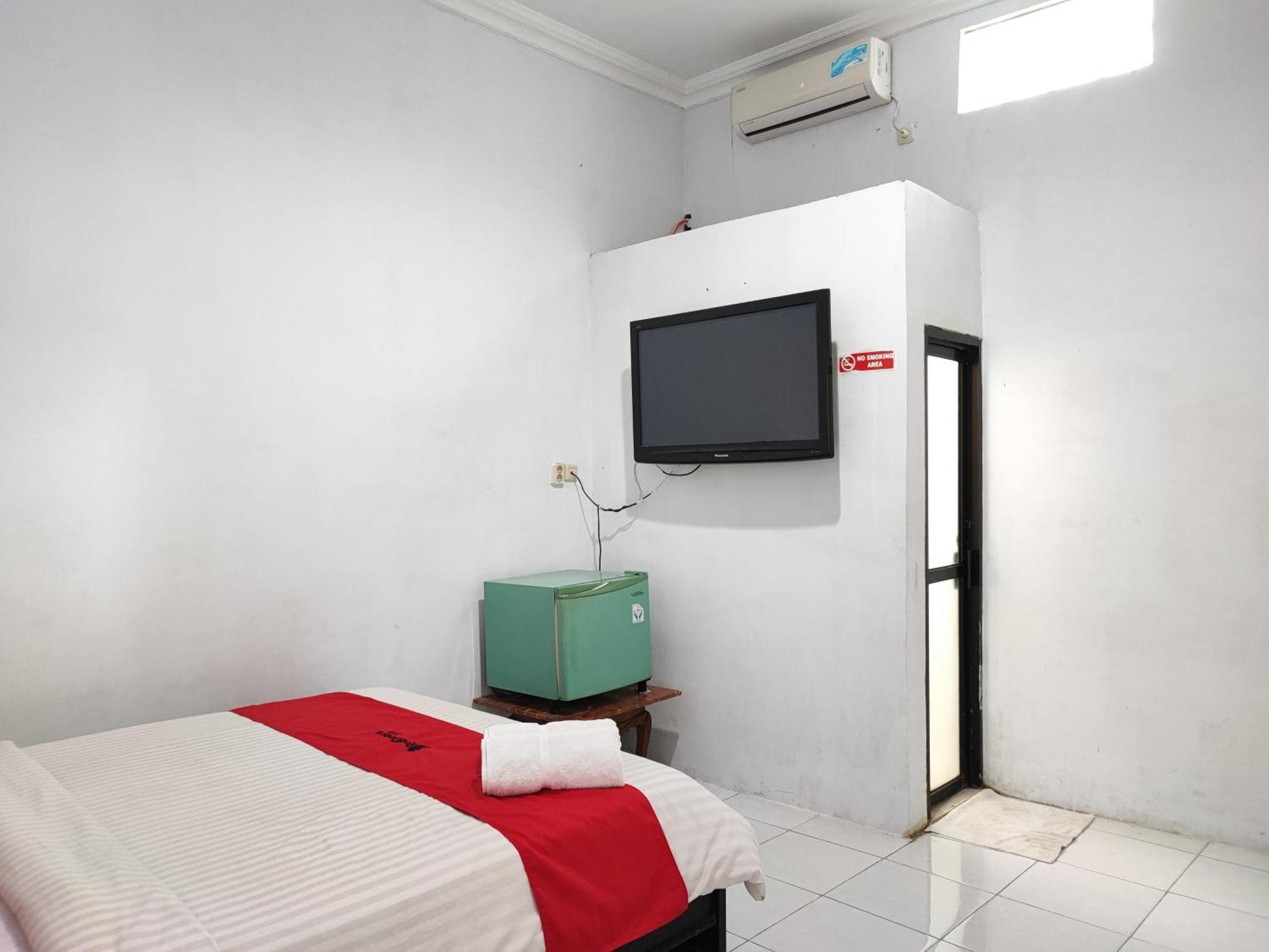 Reddoorz Syariah Near Universitas Batanghari Джамби Екстериор снимка