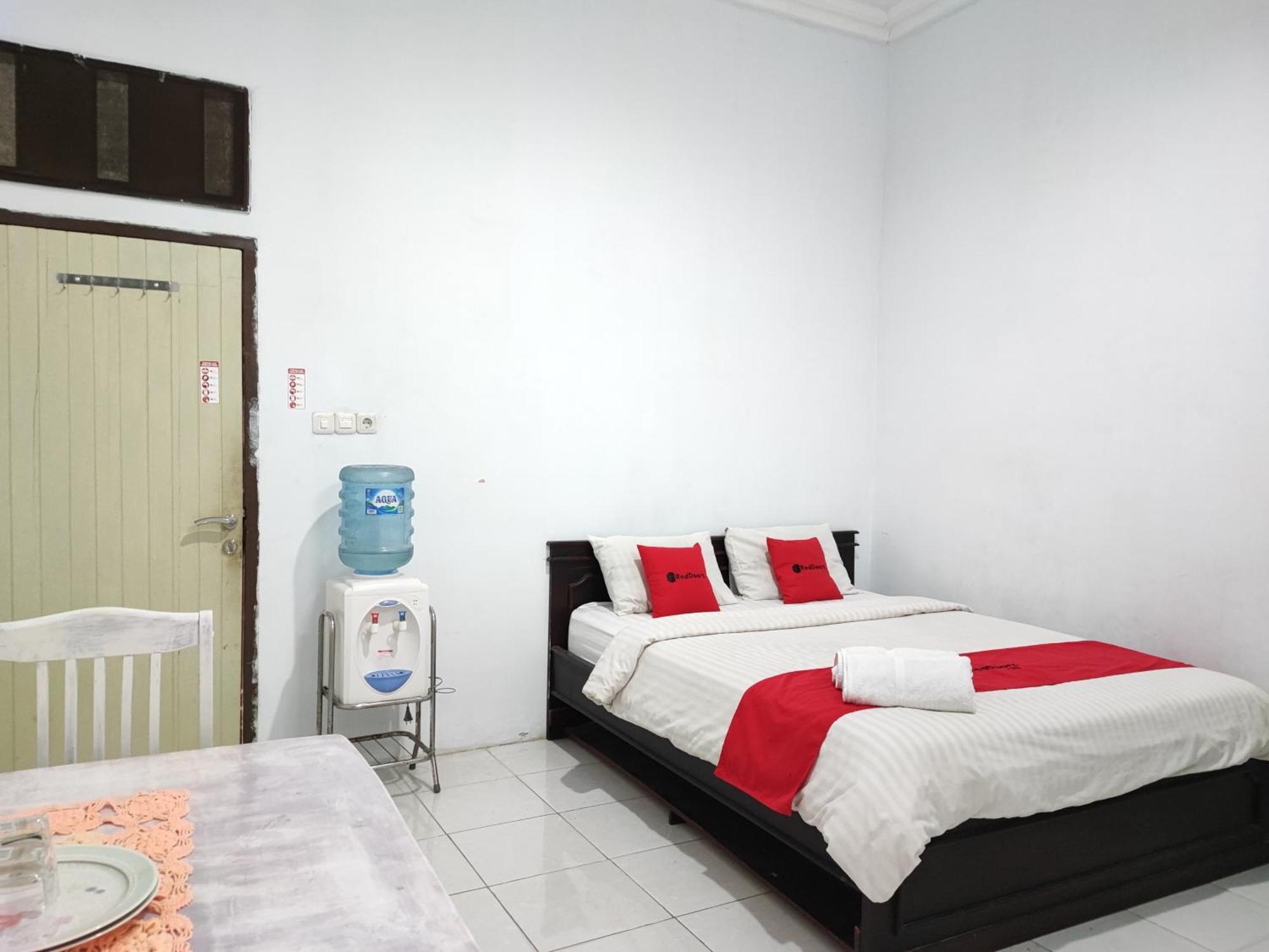Reddoorz Syariah Near Universitas Batanghari Джамби Екстериор снимка