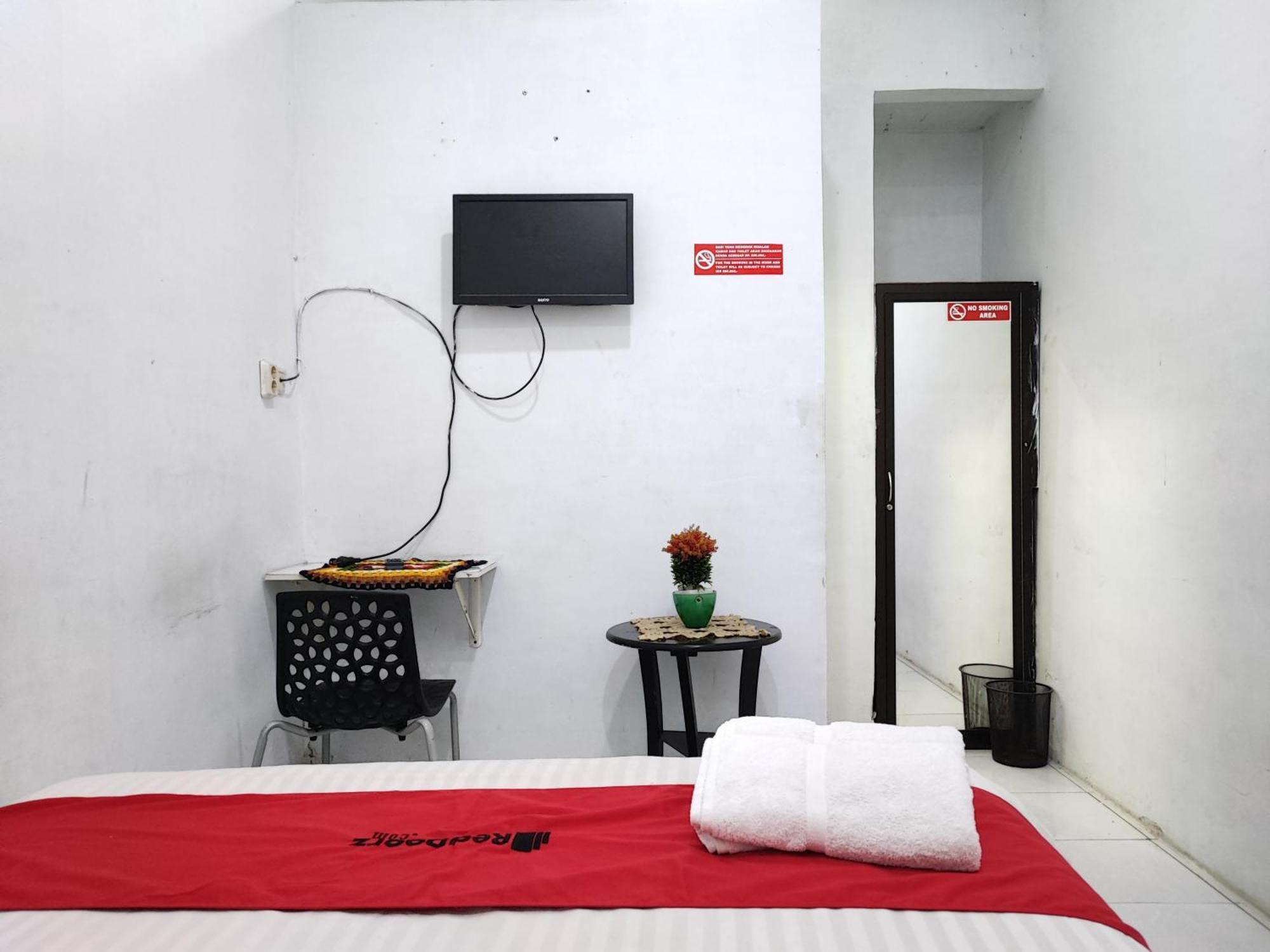 Reddoorz Syariah Near Universitas Batanghari Джамби Екстериор снимка